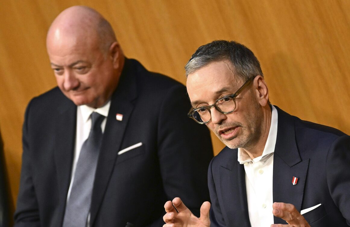 FPÖ-Chef Herbert Kickl (r.) muß aktuell nur Zusehen, wie die Koalition unter Bundeskanzler Christian stocker (ÖVP. l.) das Vertrauen der Wähler verspielt. Foto: picture alliance / HELMUT FOHRINGER / APA /