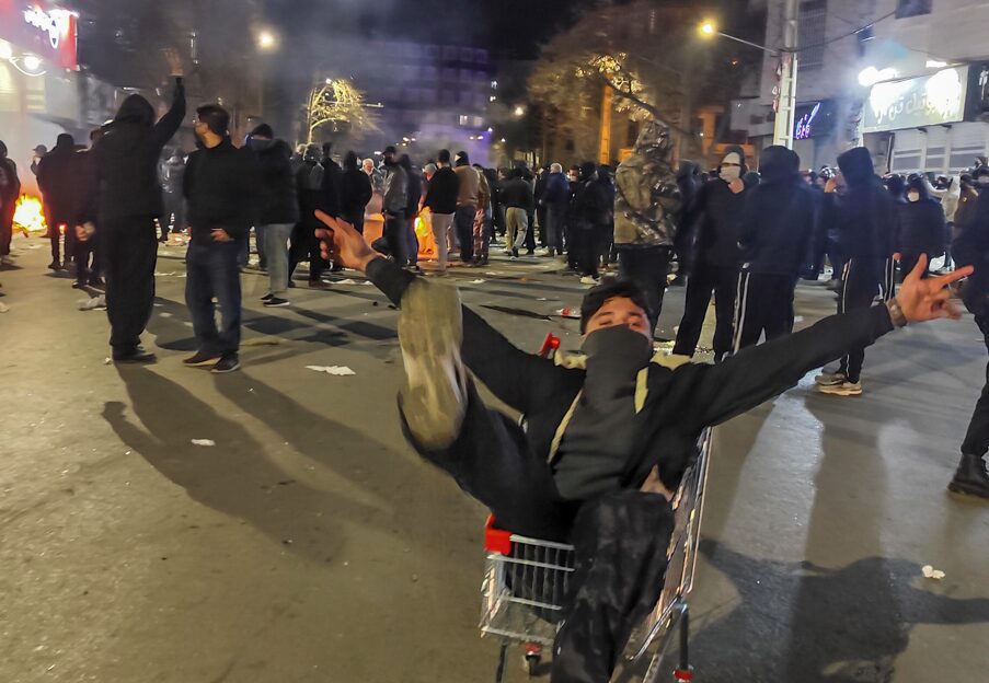 Das Mullah-Regime versucht alles, um Bilder der Proteste zu unterdrücken. Doch immer mehr mutige Iraner trauen sich auf die Straßen. Foto: picture alliance / Middle East Images | Kamran