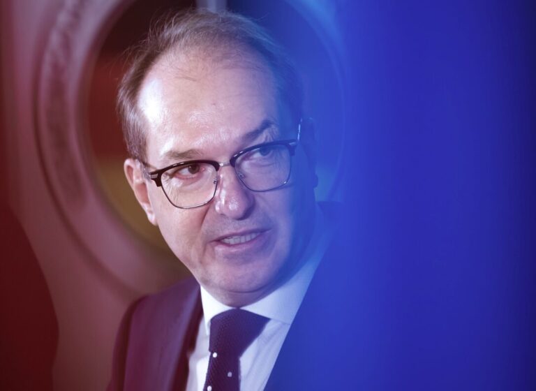 Bundesinnenminister Alexander Dobrindt will das Feld nicht linken Chaoten überlassen. Foto: picture alliance/dpa | Christoph Soeder