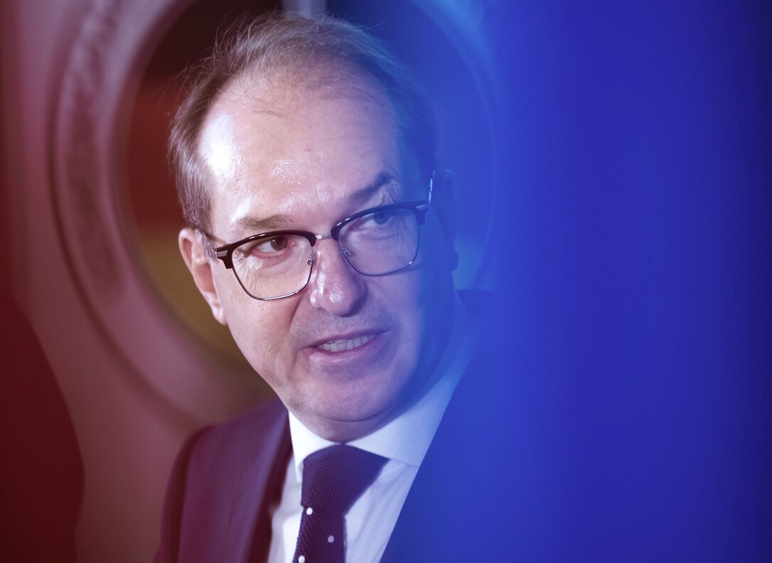 Bundesinnenminister Alexander Dobrindt will das Feld nicht linken Chaoten überlassen. Foto: picture alliance/dpa | Christoph Soeder