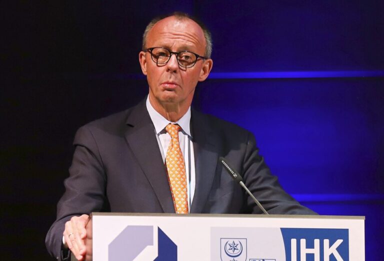 Neujahrsempfang der Industrie- und Handelskammer (IHK) und Handwerkskammer (HWK): Bundeskanzler Friedrich Merz (CDU) hält eine Rede. Foto: picture alliance / dts-Agentur | -