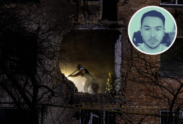 Feuerwehrmänner beseitigen in Kiew die Schäden eines nächtlichen russischen Drohnenangriffs (Archivbild).