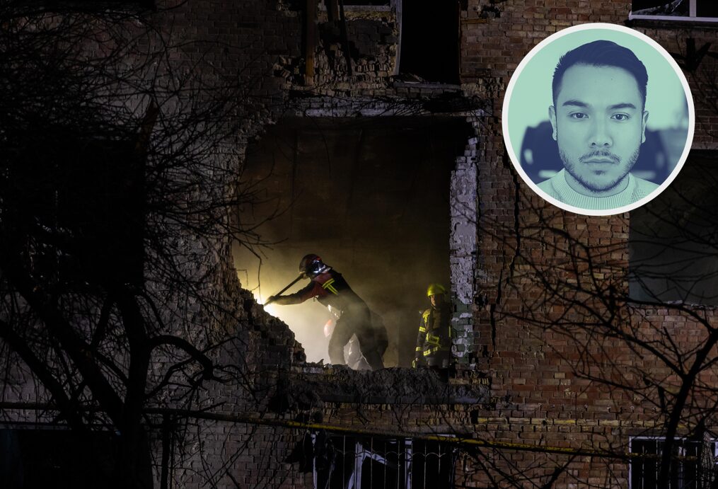 Feuerwehrmänner beseitigen in Kiew die Schäden eines nächtlichen russischen Drohnenangriffs (Archivbild).