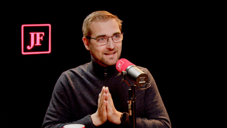 Das Bild zeigt den YouTuber „Steuern mit Kopf“.