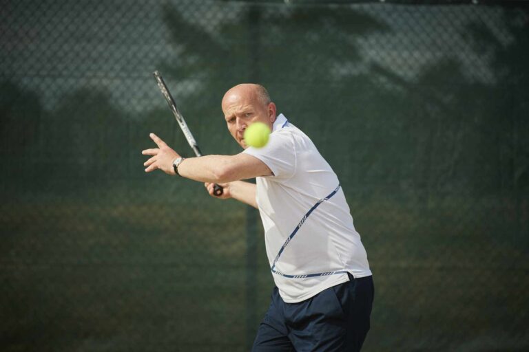 Kai Wegner beim Tennisspielen