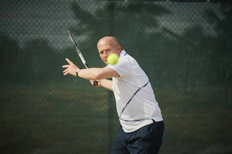 Kai Wegner beim Tennisspielen