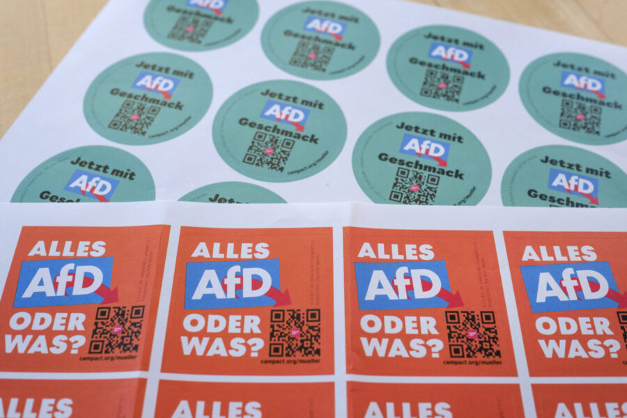 Auf Aufklebern der NGO Campact, wird der Molkereifirma Müller eine Nähe zur AfD unterstellt