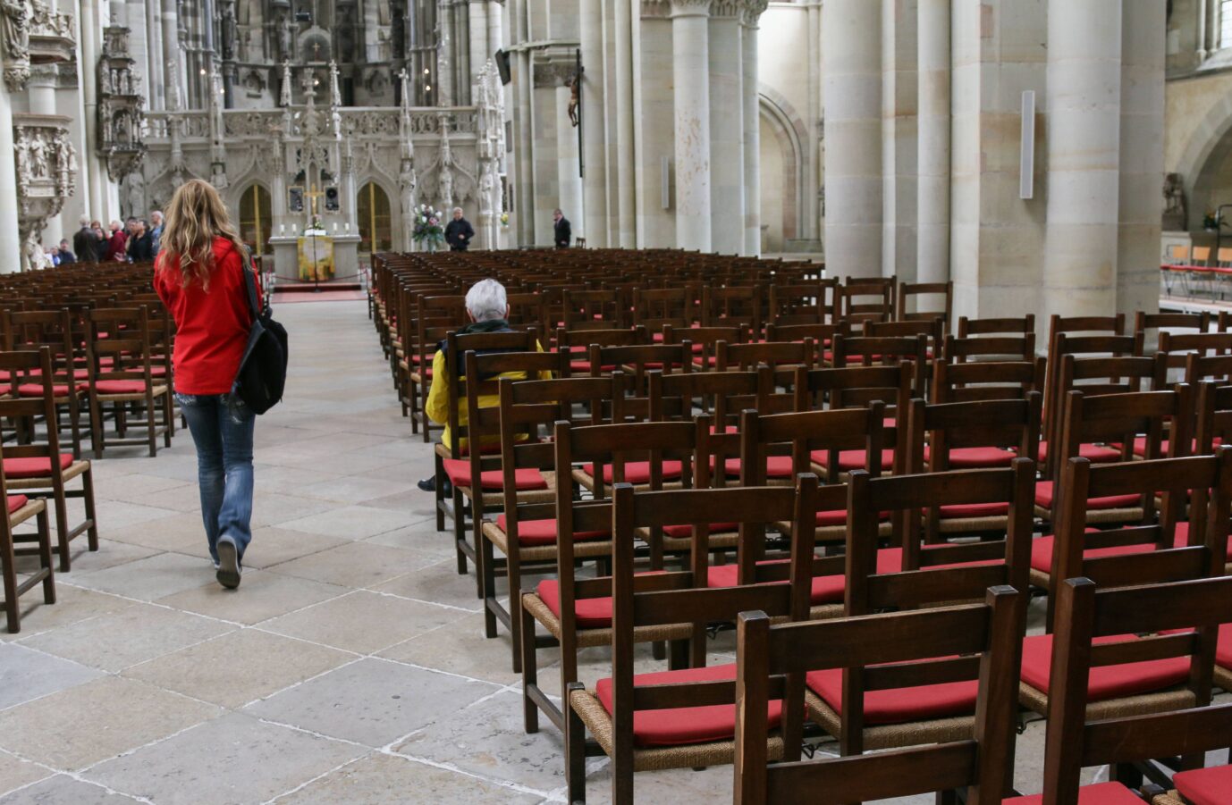 Im Innenraum des Magdeburger Doms sind die Sitzbänke leer, die Kirche schlecht besucht