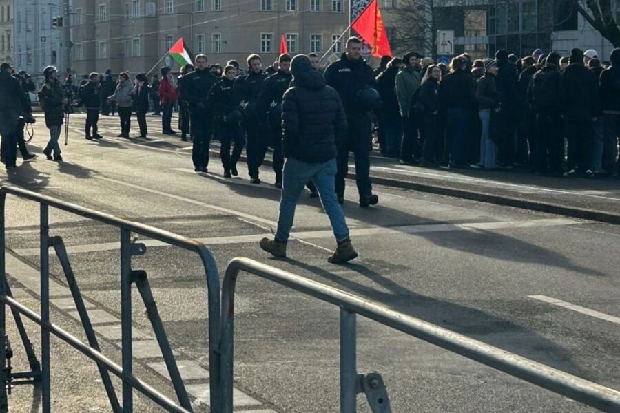 Das Bild zeigt Antifa-Demonstranten in Leipzig. Sie sind kritisch gegenüber Israel.