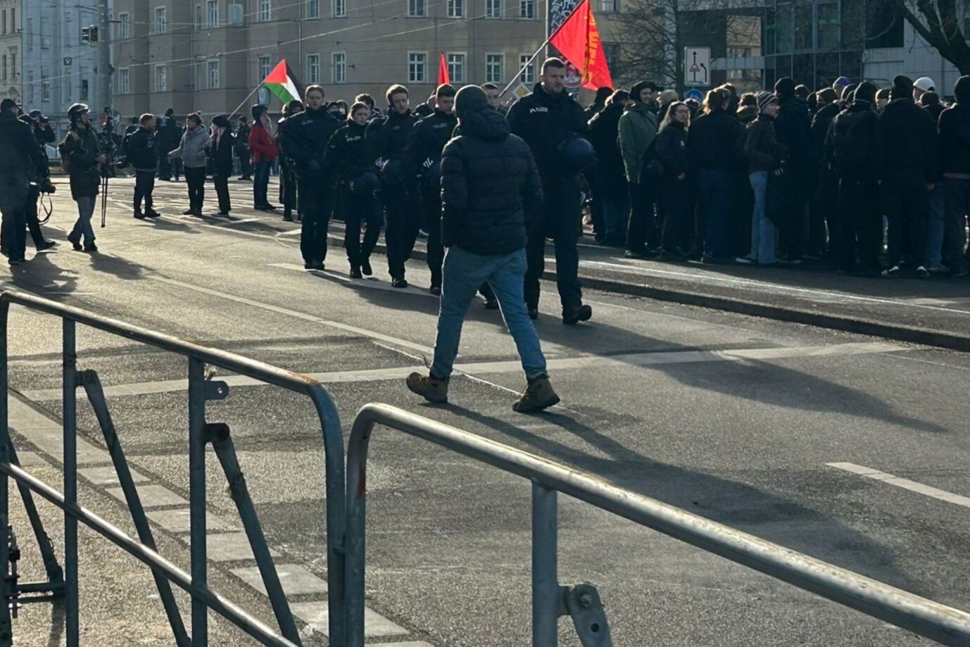 Das Bild zeigt Antifa-Demonstranten in Leipzig. Sie sind kritisch gegenüber Israel.
