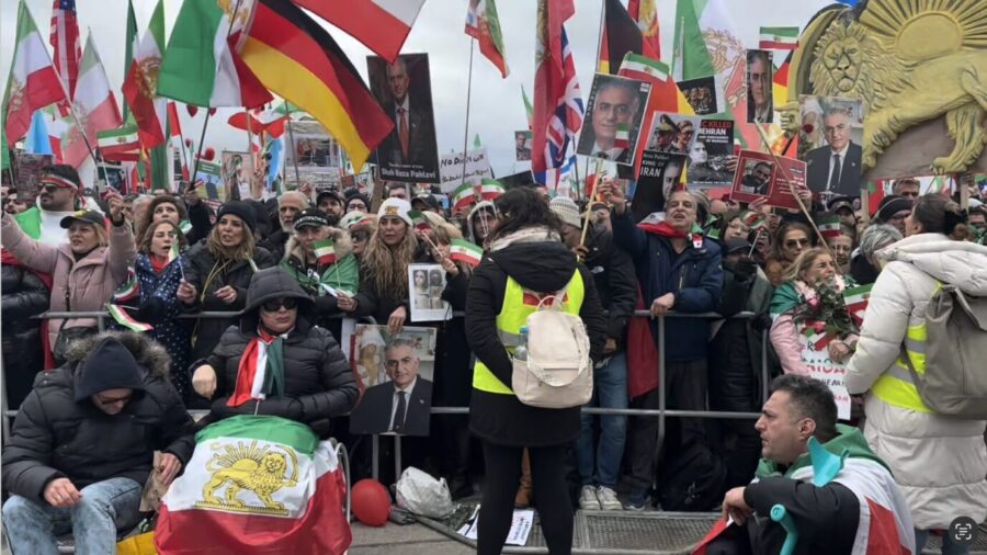 Szene von der Demo in München, auf der Reza Pahlavi sprach.