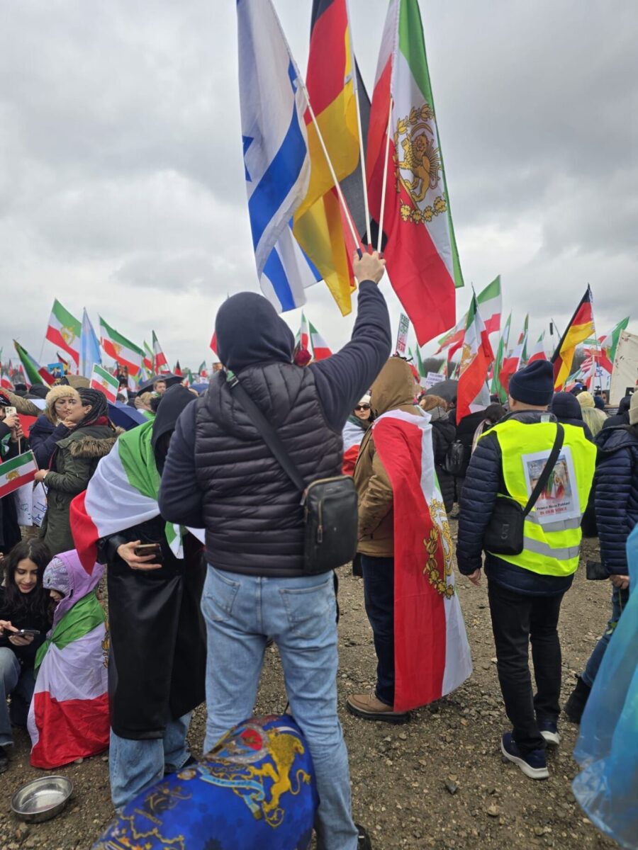 Für Pahlavi: Teilnehmer schwenkten in München auch deutsche und israelische Fahnen. Foto: McMahon/JF