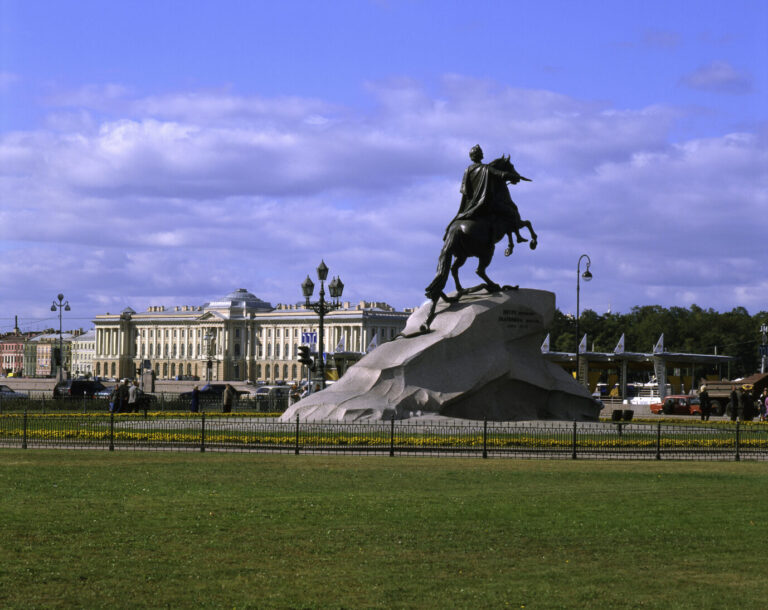 Auf einem weiten Platz steht ein metallenes Reiterdenkmal für den Zar Rußlands: Peter der Große