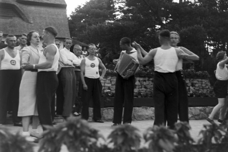 Nazis: Die Nationalsozialisten sicherten sich auch durch soziale Wohltaten und Freizeitangebote die Zustimmung der Deutschen (Symbolbild).
