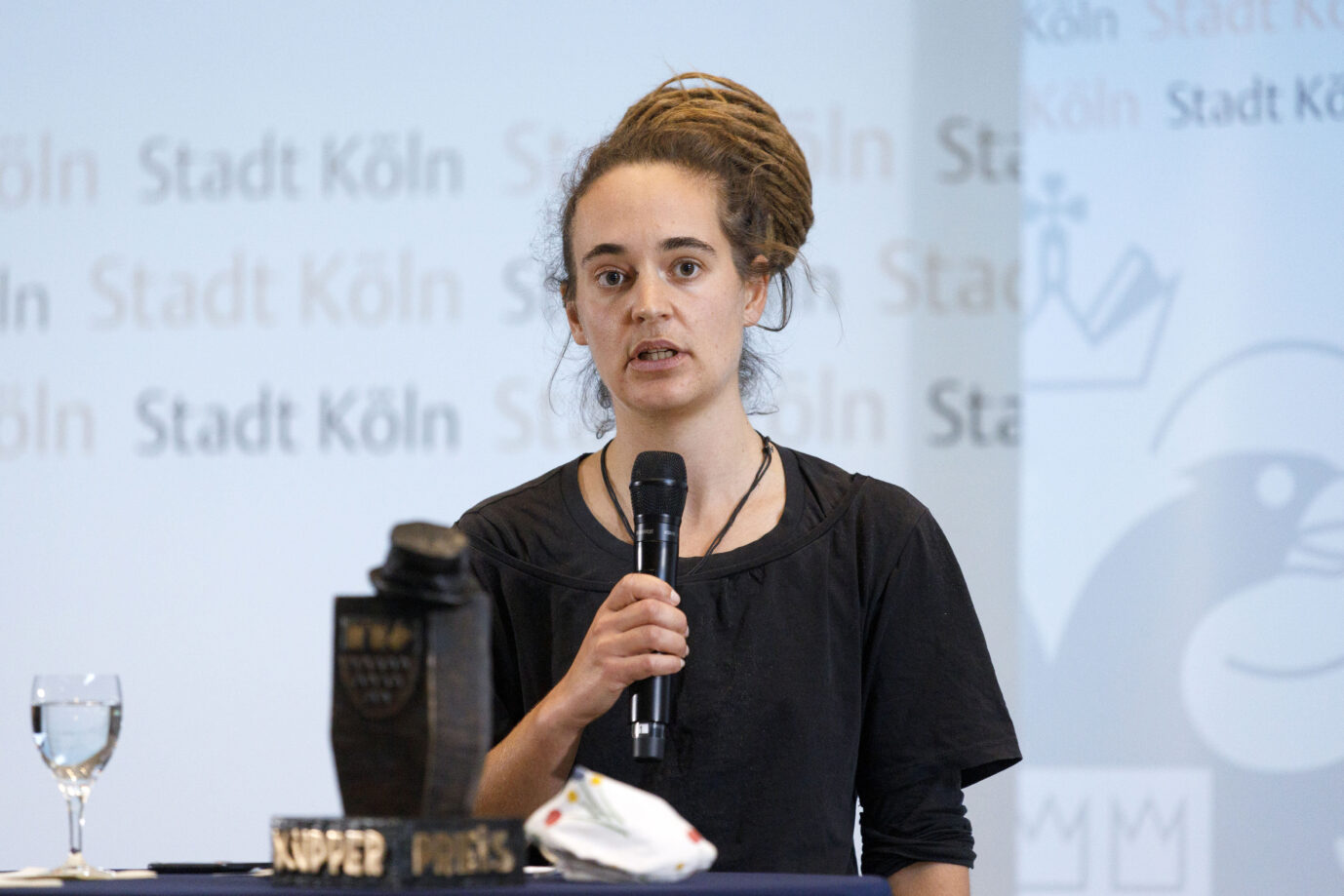 Ein italienisches Gericht verurteilt den italienischen Staat zu einer Entschädigungszahlung an die Organisation Sea Watch. Die Deutsche Carola Rackete hatte ein Schiff von Sea Watch mit 40 Migranten an Bord trotz Verbots in einen italienischen Hafen gesteuert.