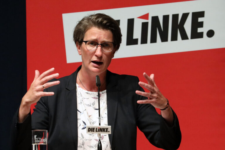 Wenke Brüdgam, Landesvorsitzende der Linken in Mecklenburg-Vorpommern, spricht auf dem Landesparteitag der Linken in der Stadthalle. Im Mittelpunkt der Tagung steht der Beschluss des Wahlprogramms für die Landtagswahl im September. Sie war in die Kritik geraten, weil sie Deutschlandflaggen abgerissen hatte.