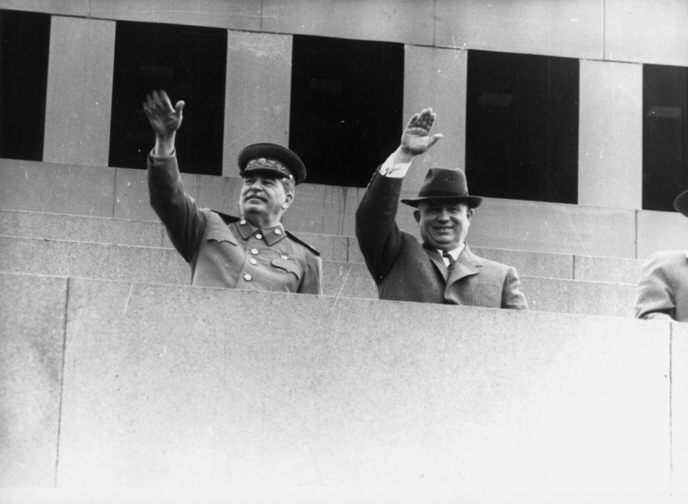 Nikita Chruschtschow (r.) brach nach dem Tod von Josef Stalin (l.) mit dessem mörderischer Politik.