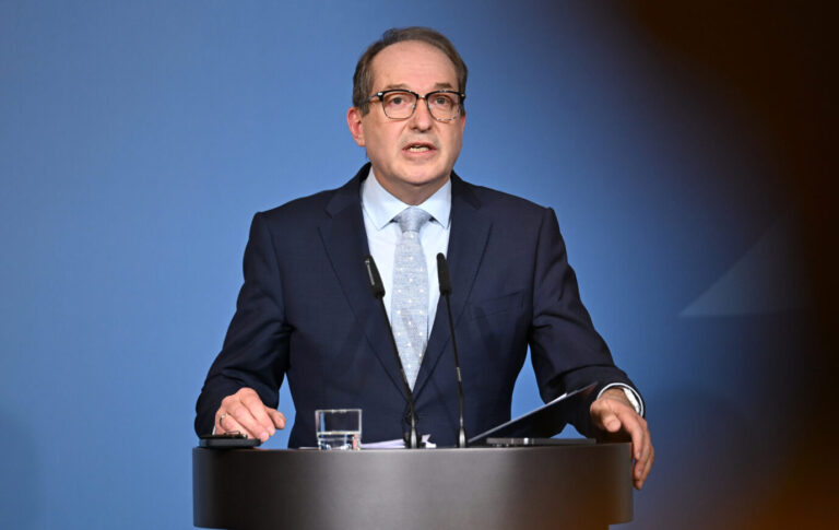 Bundesinnenminister Alexander Dobrindt (CSU): Verspricht eine tiefe Prüfung des AfD-Gutachtens. (Themenbild)