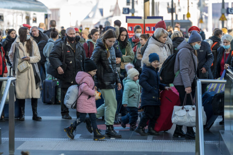 Flüchtlinge aus der Ukraine kommen auf dem Berliner Hauptbahnhof an.
