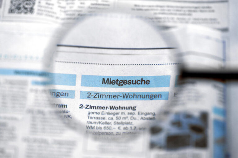 Ein Mietgesuch in einer Zeitung. Wohnen wird künftig noch teurer.