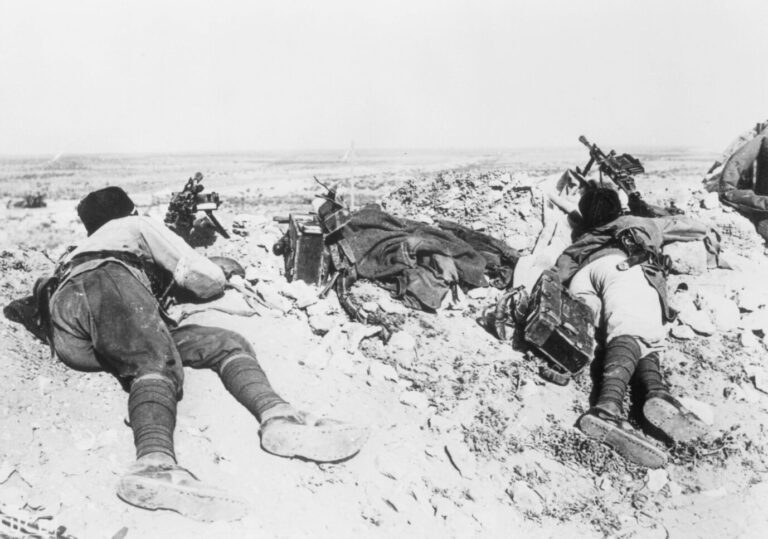 Italienische MG-Schützen liegen 1940 in Nordafrika in Deckung.