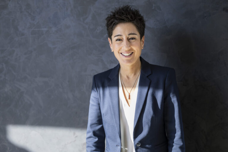 Moderatorin Dunja Hayali steht bei einem dpa-Fototermin in den Räumlichkeiten des ZDF im Mainzer Stadtteil Lerchenberg. Dunja Hayali präsentiert am 20. Februar um 21.45 Uhr zum ersten Mal das ZDF-Nachrichtenmagazin «heute journal» als neues Mitglied des Moderatorenteams.