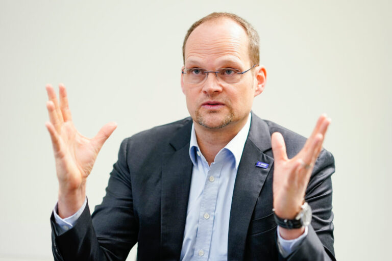 Dirk Elvermann, Finanzvorstand des Chemiekonzerns BASF, gestikuliert im Stammwerk des Unternehmens in einem Konferenzraum während eines Interviews. Foto: picture alliance/dpa | Uwe Anspach