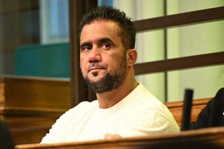 Der Hauptangeklagte Arafat Abou-Chaker sitzt vor der Urteilsverkündung im Saal des Landgerichts. Der Ex-Manager von Rapper Bushido ist von den Hauptvorwürfen freigesprochen worden. Das Landgericht Berlin sah es nicht als erwiesen an, dass der 47-Jährige den Musiker zur Zahlung von Millionenbeträgen erpressen wollte.