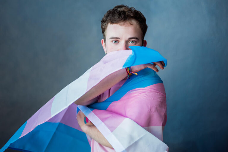 Person mit Transgender-Flagge
