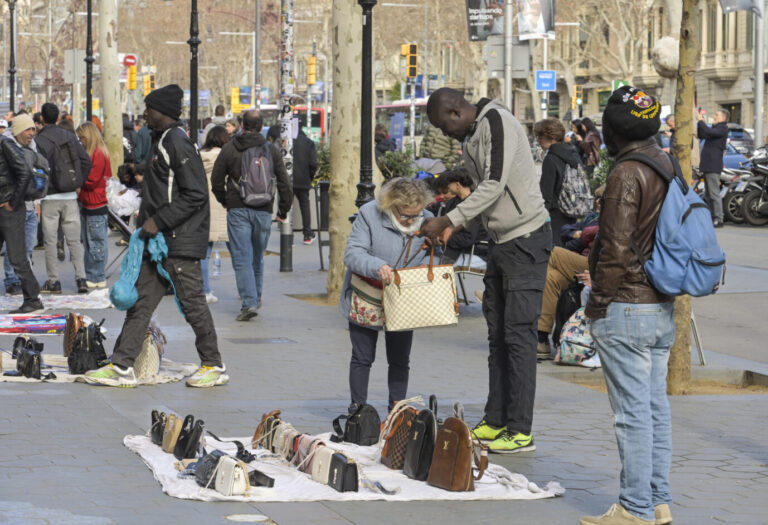 Migranten versuchen, sich als Straßenhändler in Spanien etwas zu verdienen: Die Regierung will auch Illegalen einen Aufenthaltsstatus geben.