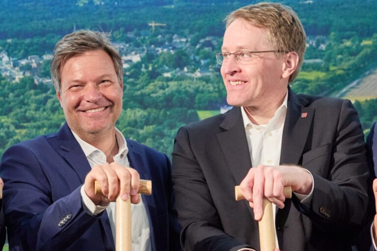 Northvolt: Der damalige Wirtschaftsminister Robert Habeck und Schleswig-Holsteins Ministerpräsident Daniel Günther verbrannten Millionen Euro an Steuergeldern.