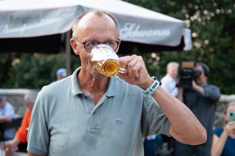 Bundeskanzler Friedrich Merz (CDU): Das Schluck Bier muß diesmal warten. (Themenbild)