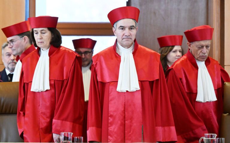 Auf einer Tagung der Konrad-Adenauer-Stiftung geht es um die Frage, ob die AfD künftig Richter für das Bundesverfassungsgericht vorschlagen dürfen sollte. Ein CDU-Politiker ist dagegen, zwei Juristen dafür.