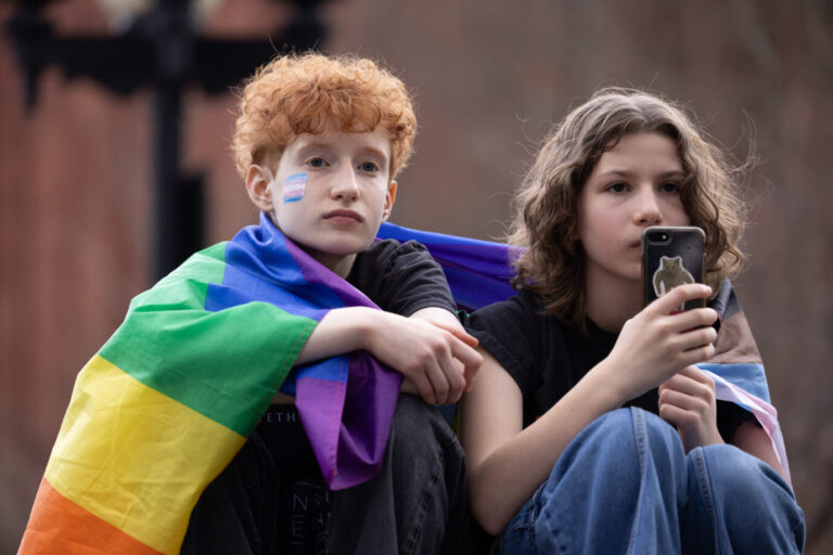 Das Foto soll angeblich „queere“ Kinder symbolisieren, wie sie derzeit in Großbritannien an dem Pubertätsblocker-Experiment teilnehmen.