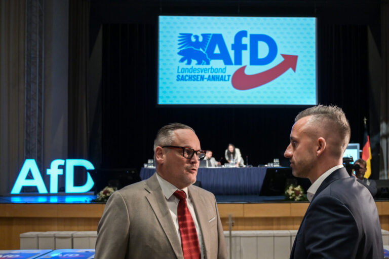 Landeschef Martin Reichardt (l.) und Spitzenkandidat Siegmund: Anstellung verteidigt. Foto: picture alliance/dpa | Heiko Rebsch. Vorwürfe der Vetternwirtschaft