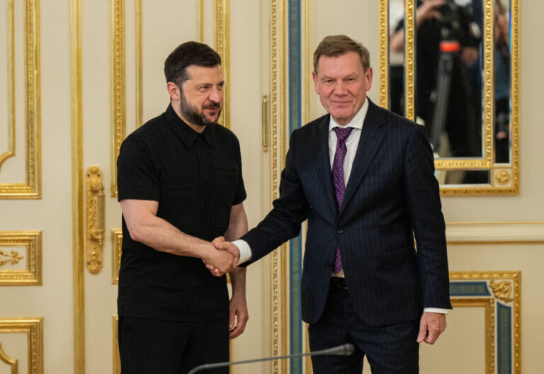 Außenminister Johann Wadephul (CDU, r.) bekam vom ukrainischen Präsidenten Wolodymyr Selenskyj einen Orden überreicht. Foto: picture alliance / abaca | Ukrinform/ABACA