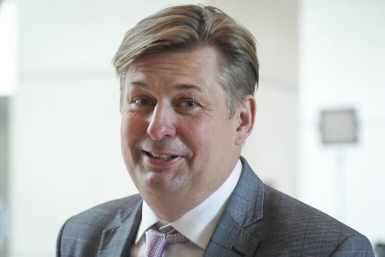 Maximilian Krah (AfD) im Portrait am Rande der Generaldebatte vor dem Plenarsaal bei der 17. Sitzung des Deutschen Bundestag in Berlin.