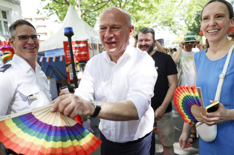 Die CDU in Berlin sorgt dafür, daß die U-Bahnstation Nollendorfplatz künftig den Namenszusatz "Regenbogenkiez" trägt. Die CDU-Fraktion Tempelhof-Schöneberg hatte in der Bezirksverordnetenversammlung einen entsprechenden Antrag eingebracht.