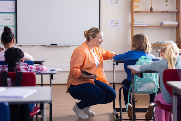 Die Hamburger Schulbehörde will, dass Lehrer politisch nicht neutral sind. Das forderte die Bildungsstaatsrätin Katharina von Fintel in einer Rede im Hamburger Rathaus.