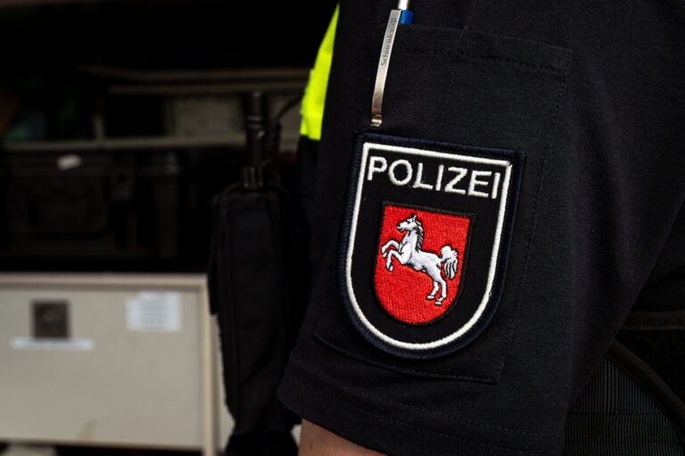 Polizeibeamter in Niedersachsen: bleibt lieber am Schreibtisch, als zum Tatort bei Studentenverbindungen zu fahren.