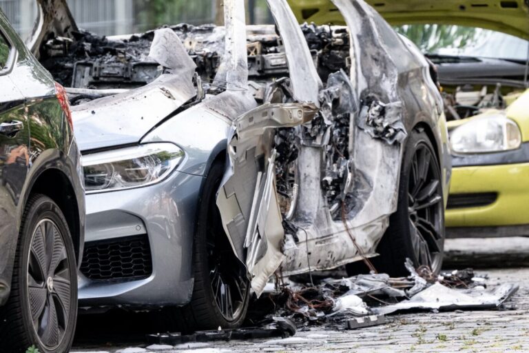 In Sachsen ziehen Linksextreme eine Spur der Verwüstung. Eine Anfrage der AfD macht die entstandenen Schäden deutlich. Symbolbild: picture alliance/dpa | Fabian Sommer