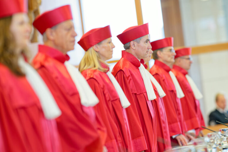 Der Erste Senat des Bundesverfassungsgerichts, Ines Härtel (l-r), Josef Christ, Miriam Meßling, Vorsitzender Stephan Harbarth, Yvonne Ott, Henning Radtke und Heinrich Amadeus Wolff, kommt zur Urteilsverkündung in den Verhandlungssaal des Bundesverfassungsgerichts. Das Bundesverfassungsgericht urteilt zur Altersgrenze bei Notaren. Richter des Bundesverfassungsgerichts in Karlsruhe: Die Kammer hob zwei Beleidigungsurteile auf und verwies auf die Bedeutung der Meinungsfreiheit. Foto: picture alliance/dpa | Uwe Anspach
