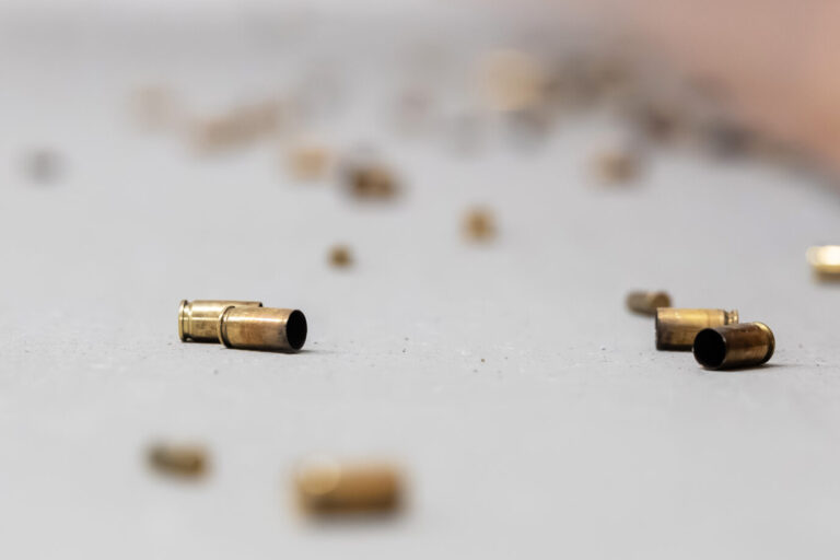 Patronenhülsen im Kaliber 9 mm Luger liegen in einem Schießstand während eines Trainings auf dem Boden. Patronenhülsen im Kaliber 9 mm Luger: Ein AfD-Politiker gewinnt gegen die Waffenbehörde vor Gericht. Foto: picture alliance/dpa | Silas Stein