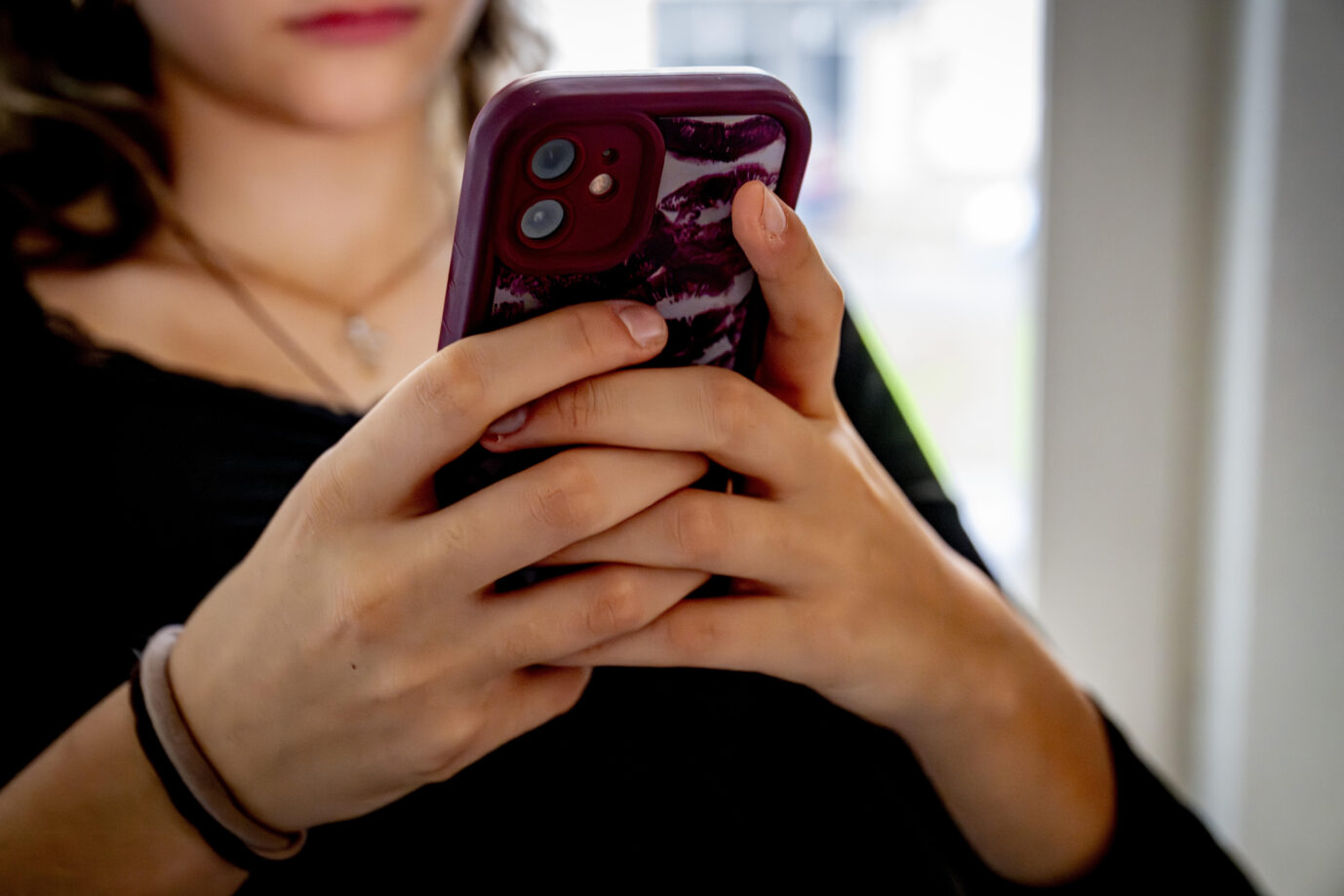 Jugendliche am Handy: Der Konsum sozialer Medien kann süchtig machen, die SPD fordert Maßnahmen