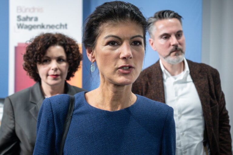 Ziehen vors Bundesverfassungsgericht: BSW-Gründerin Sahra Wagenknecht (Mitte) mit den Parteichefs Amira Mohamed Ali und Fabio De Masi.