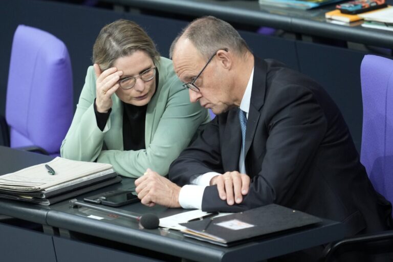 Justizreform hilft nicht bei Asylklagewelle: Bundesjustizministerin Stefanie Hubig (SPD) mit Kanzler Friedrich Merz (CDU).