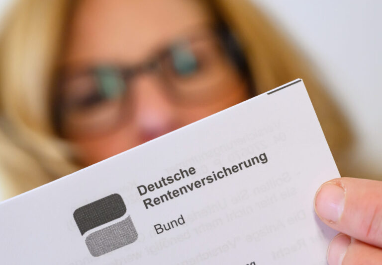 Eine Frau liest ein Schreiben der Deutschen Rentenversicherung: Immerhin konnten die Sozialversicherungen ihr Finanzierungsdefizit nahezu eliminieren. (Themenbild/Symbolbild)