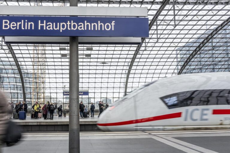 Weiter nur mit Umleitung: Die Bahnstrecke von Berlin nach Hamburg bleibt eine Baustelle.