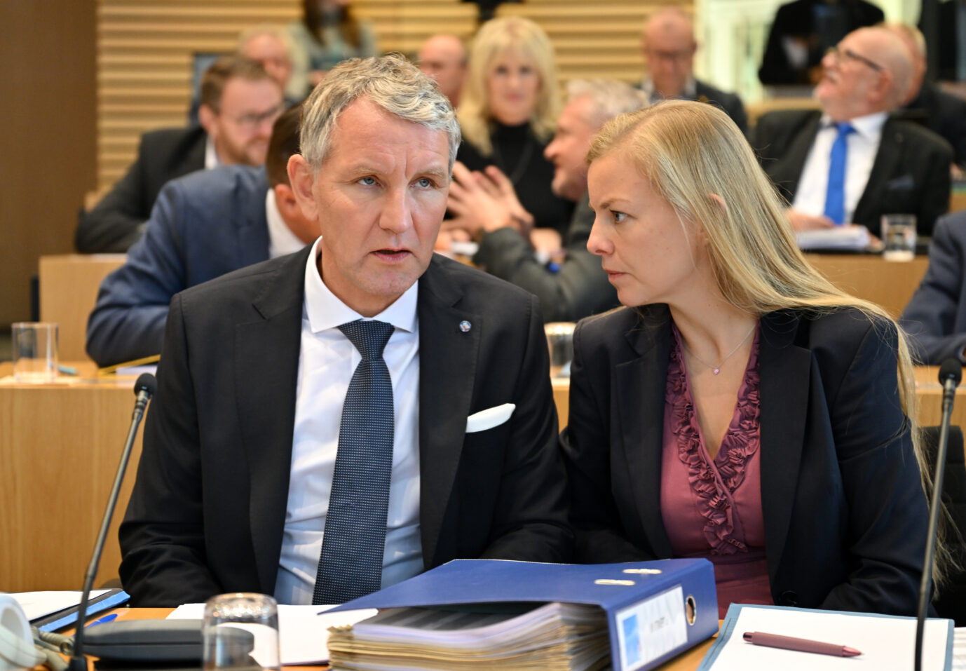 Thüringens AfD-Fraktionschef Björn Höcke und die Parlamentarische Geschäftsführerin Wiebke Muhsal reagieren auf die Brandmauer im Landtag.