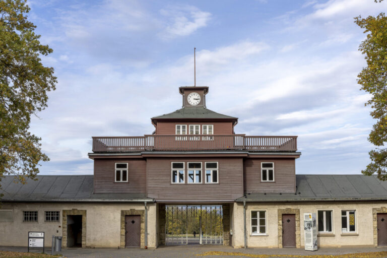 Torgebäude ehemaliges KZ Konzentrationslager Buchenwald mit Lagertor mit Inschrift Jedem das Seine. Foto: picture alliance / imageBROKER | Stanislav Belicka